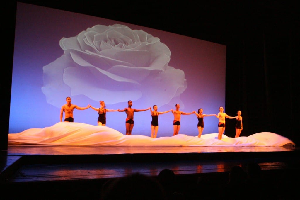 MOMIX Draws Hundreds For Stallers Free Show