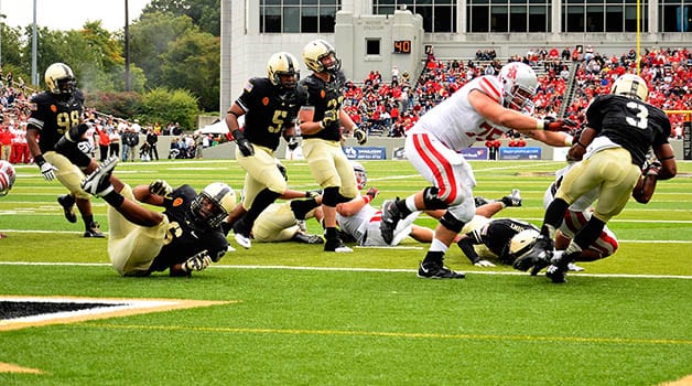 The Stony Brook football team gave Army its fourth defeat of the season while improving their record to 3-1. (Nelson Oliveira / The Statesman)