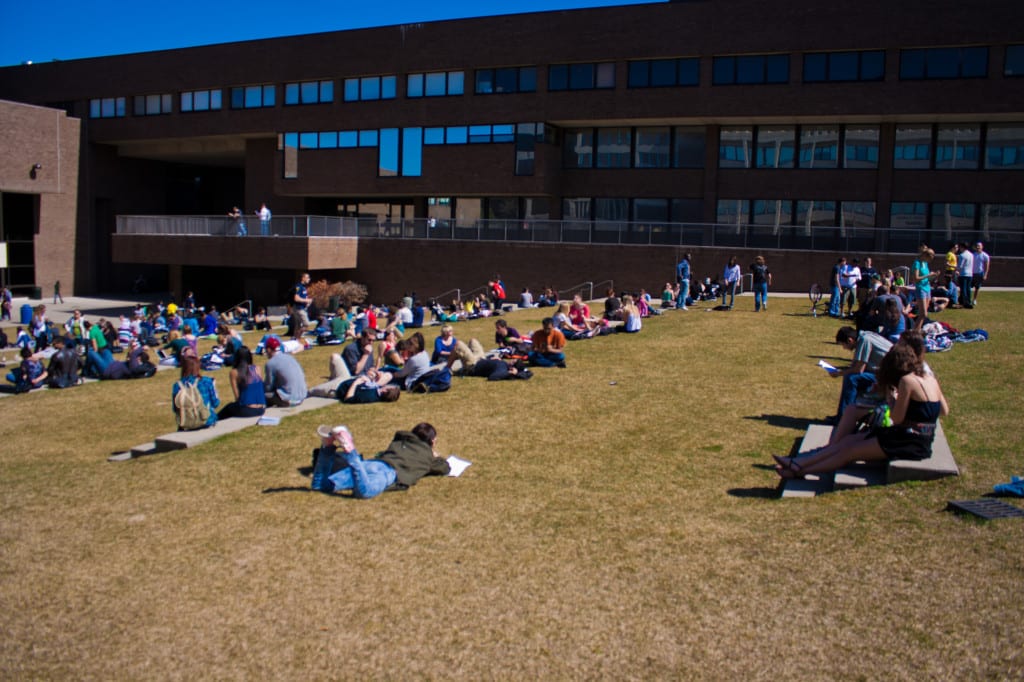 Students taake advantage of the warm weather to relax on Staller steps. MAX WEI/STATESMAN FILE