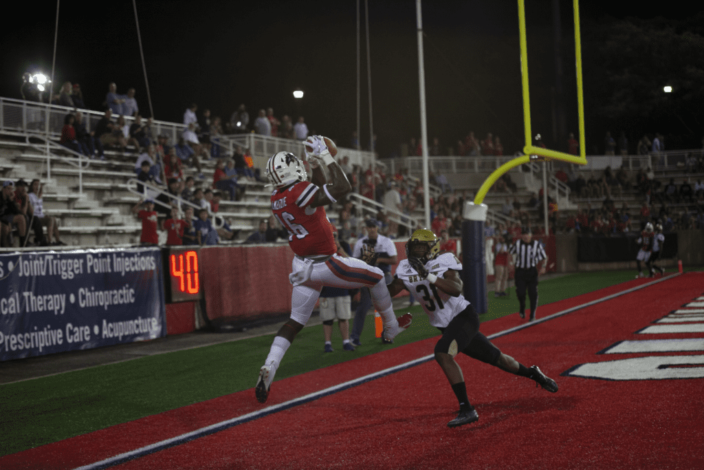 Redshirt junior tightend Peter McKenzie scores a TD. Stony Brook won 35-10 in a game against Bryant on Aug. 19. EMMA HARRIS/THE STATESMAN