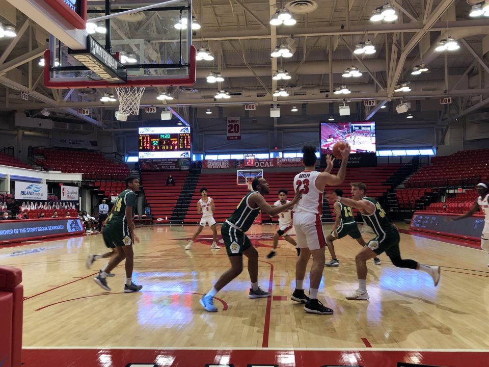 Stony Brook mens basketball team playing to Point Park Pioneers on Dec. ETHAN TAM/THE STATESMAN