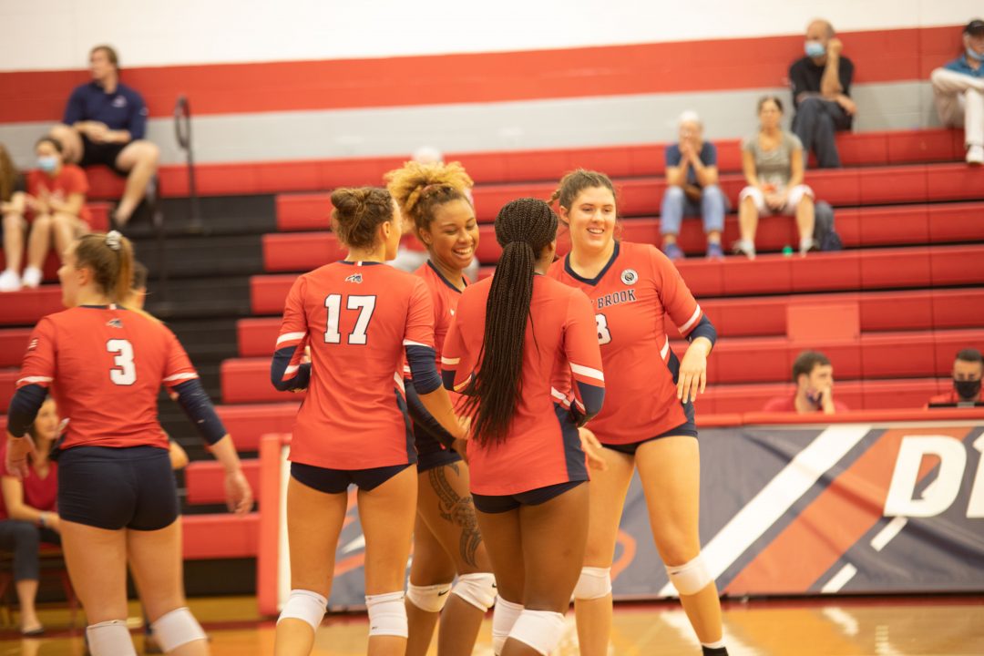 Junior Outside Hitter Amiyah Delong and Sophomore Leoni Kunz with Sophomore Middle Blocker Abby Campbell and Sophmore setter Torri Henry. JOCELYN CRUZ/THE STATESMAN