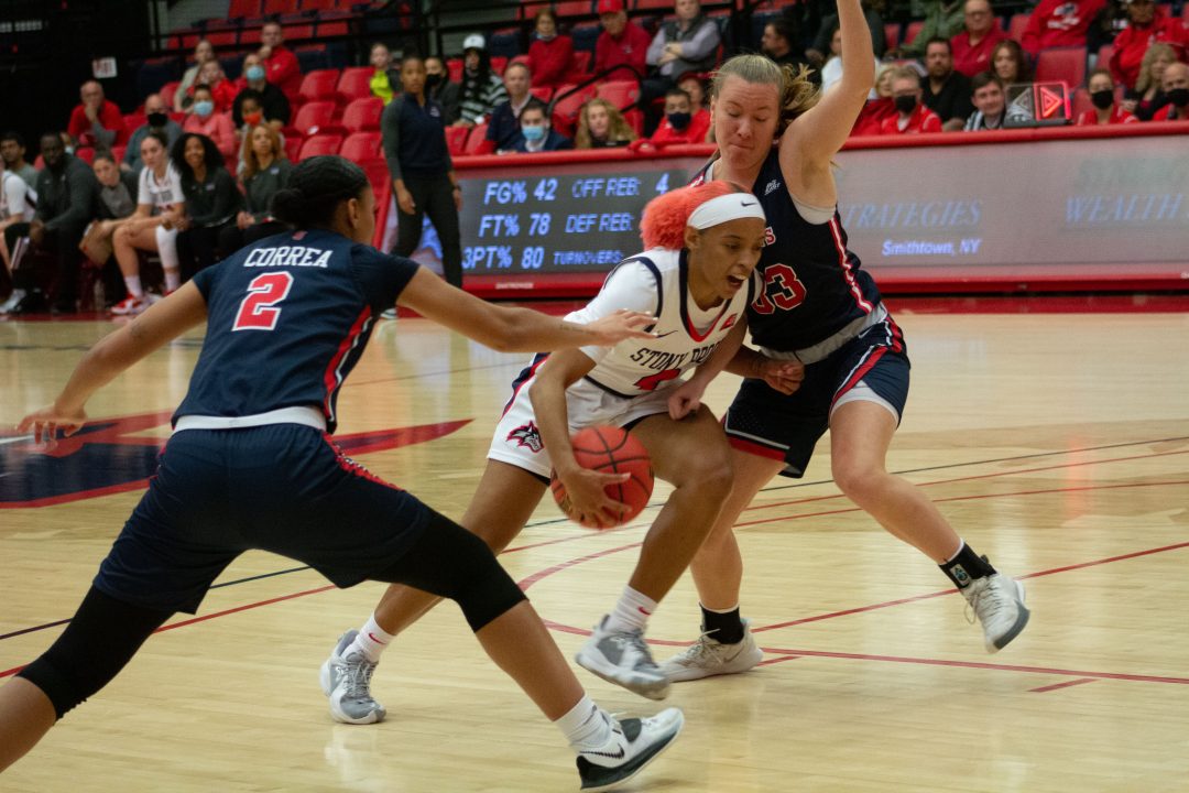 Guard, Anastasia Warren in a game against St. Johns on Nov. 14.  CAM WANG / THE STATESMAN 
