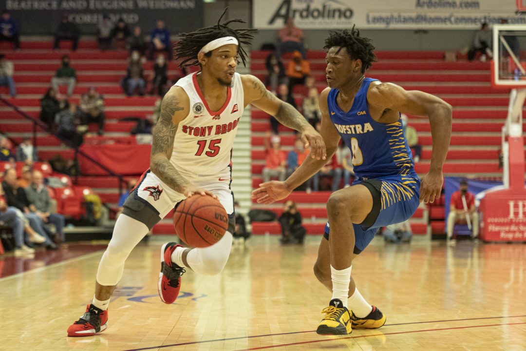 Redshirt junior guard Anthony Roberts and  Hofstra sophomore guard Darlinstone Dubar in the Battle of Long Island game on Dec. 8, 2021. ETHAN TAM/THE STATESMAN
