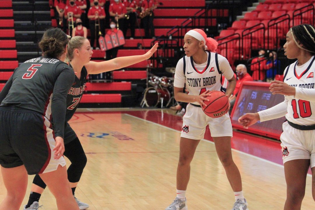 Senior guard Annie Warren with the ball in the game against Washington State on Dec. 19. Warren scored a total of 12 points for the Seawolves in the Albany game. KAT PROCACCI/THE STATESMAN