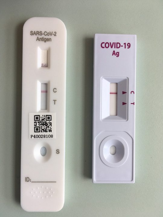 Two different forms of COVID-19 antigen rapid test, both showing negative results. LENNARDYWLEE/ CC BY-SA 4.0