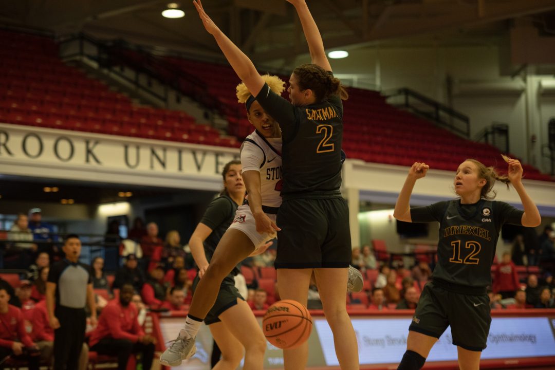 Guard Annie Warren passing the ball around a defender against Charleston on Thursday, Jan. 26. Warren went off for 30 points on Friday, leading the Stony Brook womens basketball team to a season sweep of the Cougars. TIM GIORLANDO/THE STATESMAN