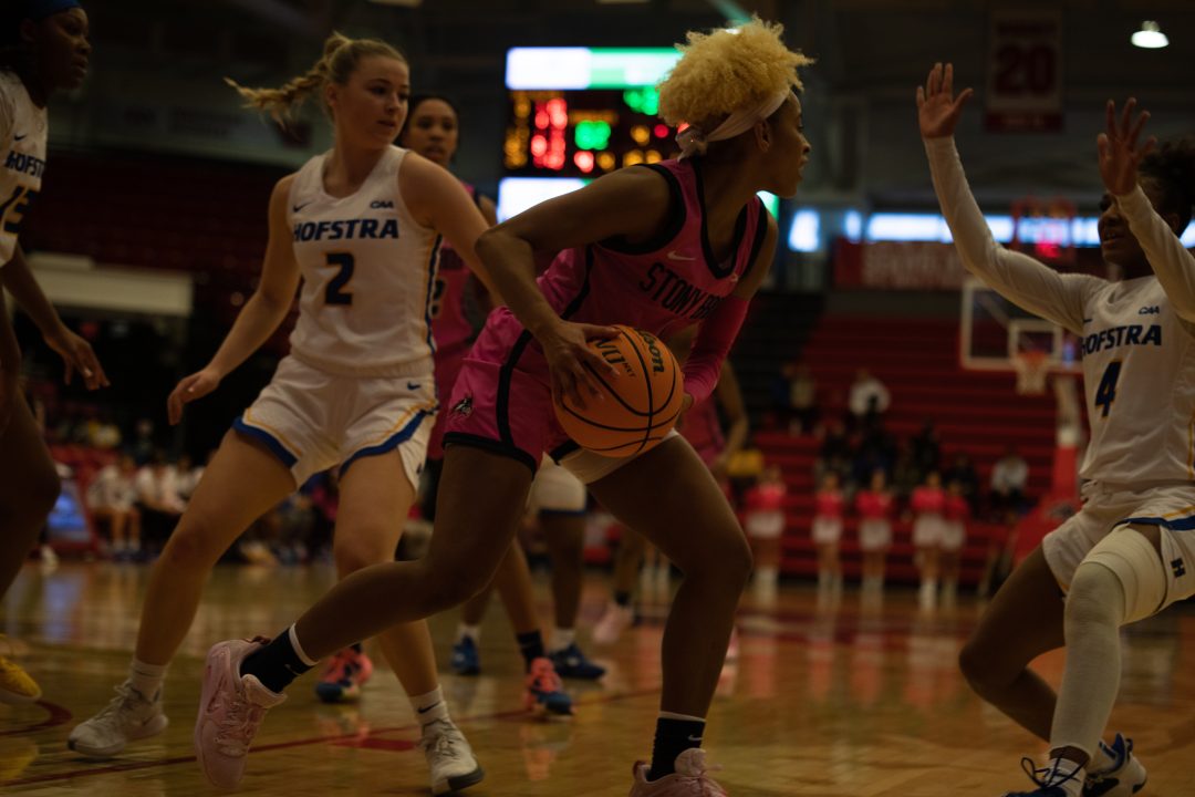 Guard Annie Warren looking to pass out of a triple team against Hofstra on Sunday, Feb. 12. Warren led the Stony Brook womens basketball team to a win with 19 points. KATHERINE MOQUETTE/THE STATESMAN