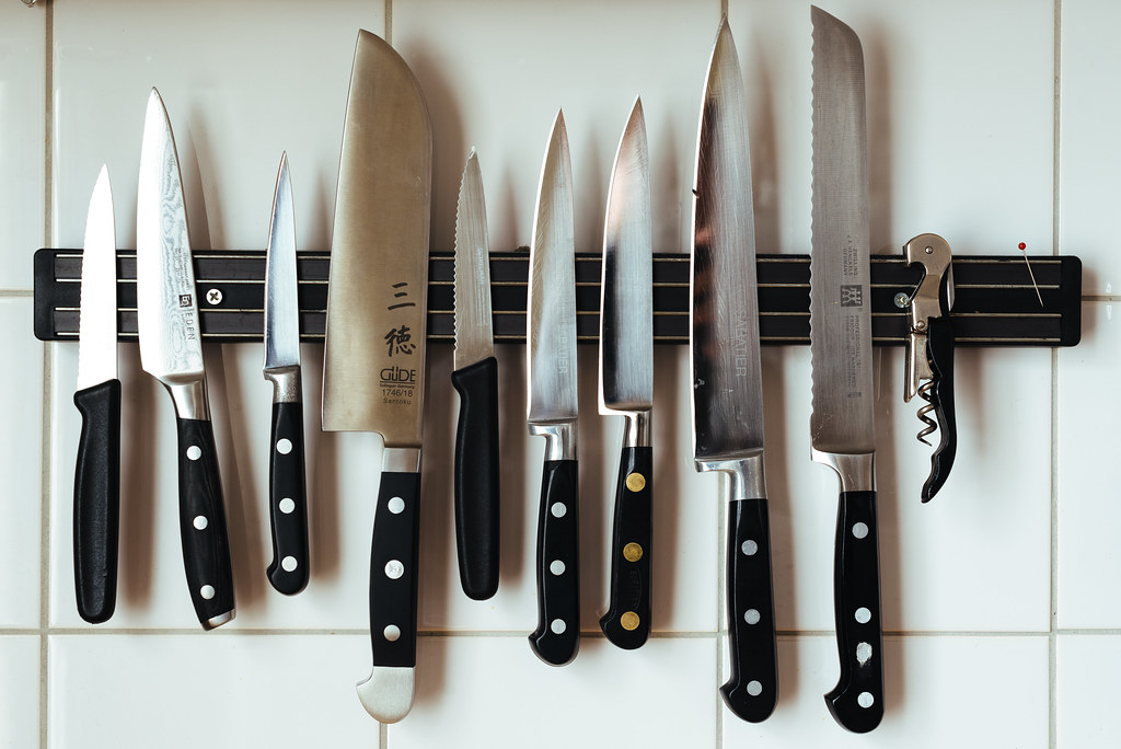 An assortment of kitchen knives. fferhugehsr Stijn Nieuwendijk via Flickr