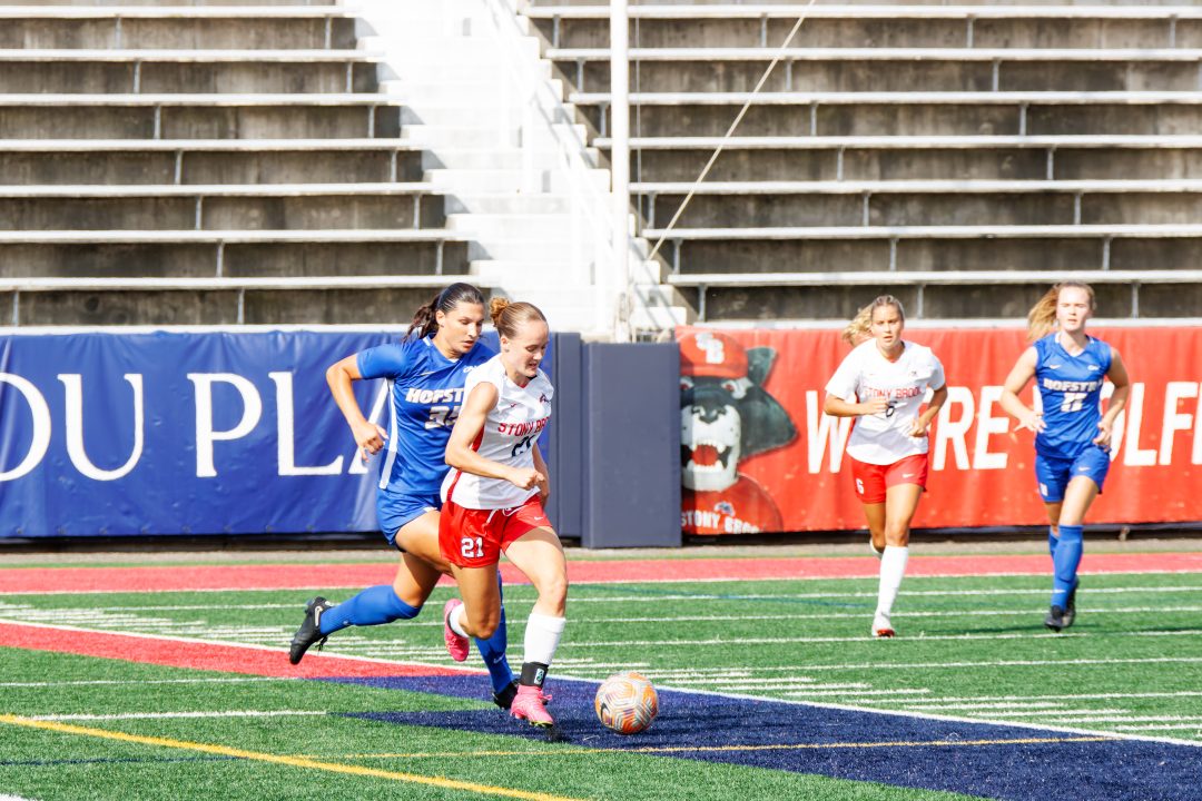 Forward Gabrielle Côté takes the ball up the right sideline against Hofstra on Sunday, Sept. 17. Côté has scored three goals this year and will look for more at Monmouth this Sunday. STANLEY ZHENG/THE STATESMAN