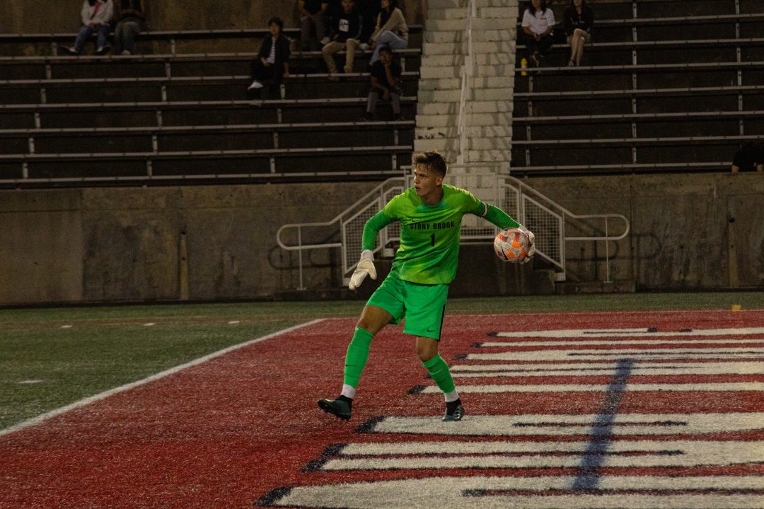 Goalkeeper Edmond Kaiser rolls the ball out to a teammate against Iona on Monday, Aug. 28. Kaiser recorded nine saves to help the Stony Brook mens soccer team earn a point at Hofstra. TIM GIORLANDO/THE STATESMAN