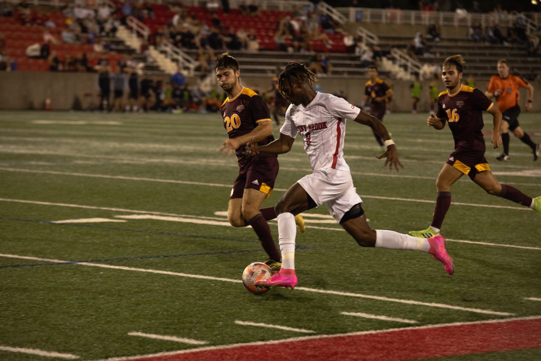 Forward Olsen Aluc glides past an Iona defender on Aug. 28. Aluc scored in his third consecutive match on Tuesday. TIM GIORLANDO/THE STATESMAN