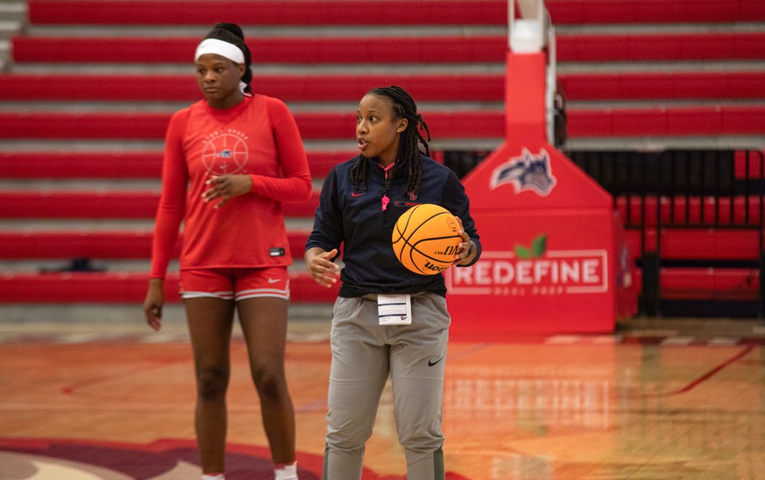 Head coach Ashley Langford (center) talks to her team during a practice on Sunday, Oct. 22. Langfords contract was recently extended as she enters her third year with Stony Brook. BRITTNEY DIETZ/THE STATESMAN