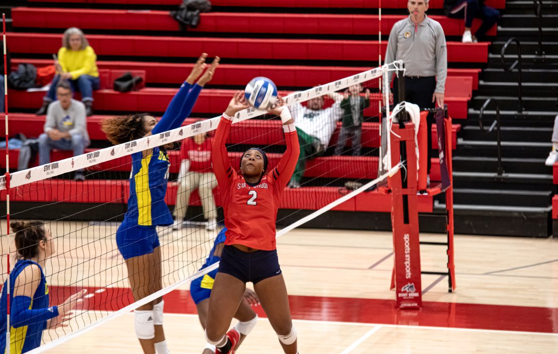 Setter Torri Henry sets the ball against Delaware on Saturday, Oct. 14. This weekend, Henry became the fifth Stony Brook women’s volleyball player to ever reach 3,000 assists in a career. BRITTNEY DIETZ/THE STATESMAN