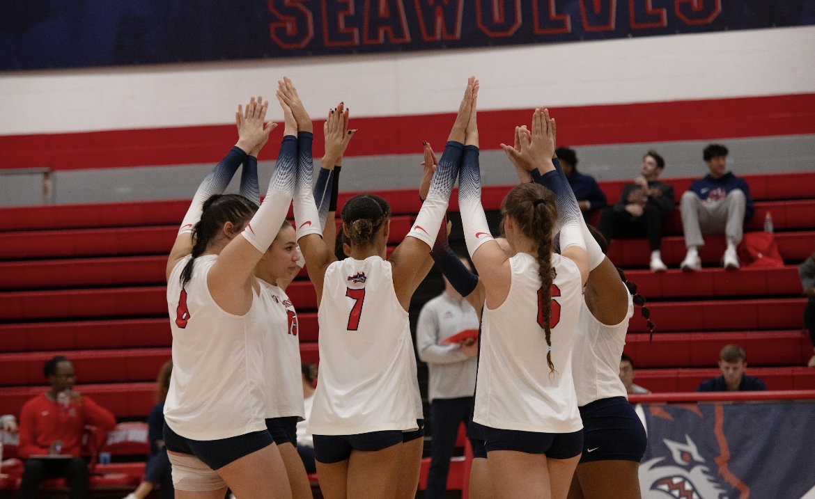The Stony Brook womens volleyball team huddles before the match against the University of North Carolina Wilmington on Saturday, Nov. 4. The Seawolves will kick off their 2023 postseason run on Thursday. BRITTNEY DIETZ/THE STATESMAN