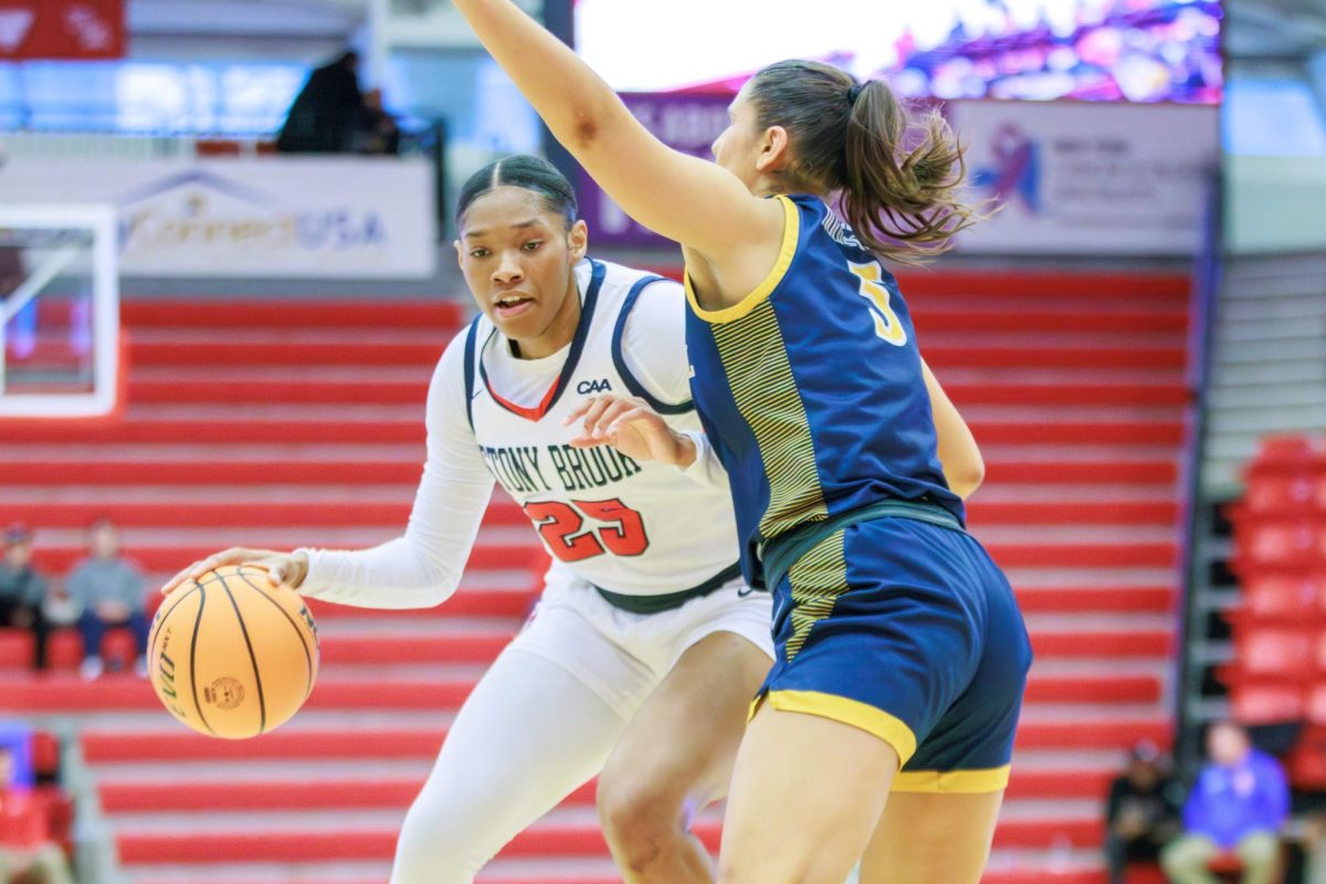 Center Khari Clark sizes up a Drexel defender on Sunday, Jan. 28. Clark dropped her sixth double-double of the season against the Dragons. STANLEY ZHENG/THE STATESMAN